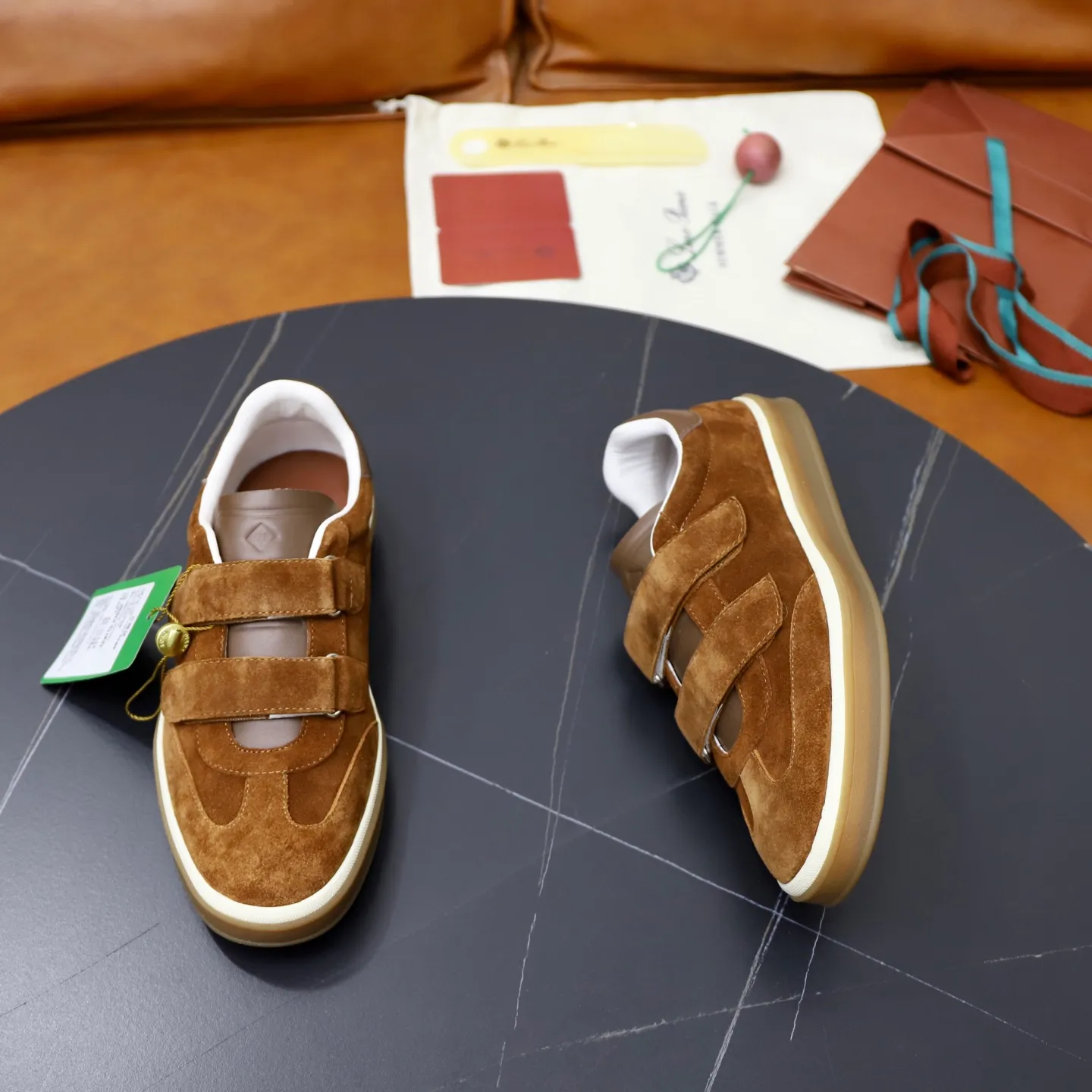 Ex-factory price: 560💰Loro Riana men’s moral training sneakers! Made from high-quality materials and designed in a low-cut silhouette, it offers an elegant and stylish look that's suitable for year-round wear. The unique double-layer sole aesthetic design, caramel cup-shaped outsole is decorated with off-white rubber trim, creating an attractive color combination. Pair with tailored pieces or jeans for a sophisticated yet casual look. The heel is decorated with soft cow leather tongue with Kummel color inserts and cotton laces with embossed LP logo. Upper: cow split suede stitching knitted fabric. Lining: original thickened soft sheepskin. Size: 38-39-40-41-42-43-44 (customized in 45.46)